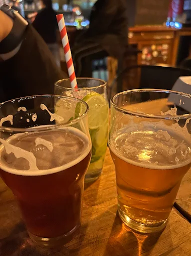 Tragos y cervezas en Brecha